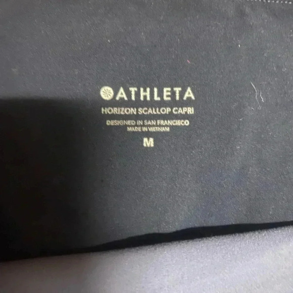 Athleta Horizon Scallop Capri Athletic Leggings Size Medium - Picture 4 of 5